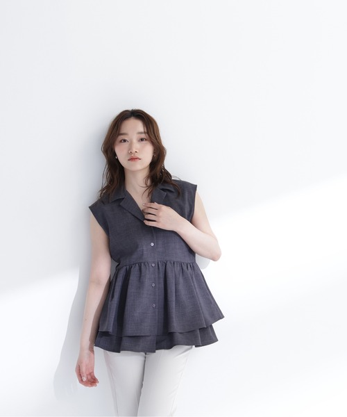 NATURAL BEAUTY BASIC（ナチュラルビューティーベーシック）の「ティアードペプラムジレ（シャツ/ブラウス・レディース・チャコールグレー/グレイッシュベージュ・MEDIUM/SMALL）」の4枚目の写真