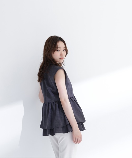 NATURAL BEAUTY BASIC（ナチュラルビューティーベーシック）の「ティアードペプラムジレ（シャツ/ブラウス・レディース・チャコールグレー/グレイッシュベージュ・MEDIUM/SMALL）」の6枚目の写真