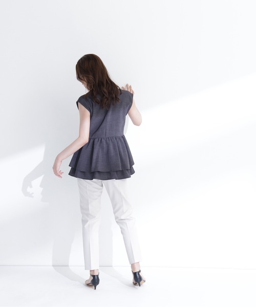 NATURAL BEAUTY BASIC（ナチュラルビューティーベーシック）の「ティアードペプラムジレ（シャツ/ブラウス・レディース・チャコールグレー/グレイッシュベージュ・MEDIUM/SMALL）」の7枚目の写真