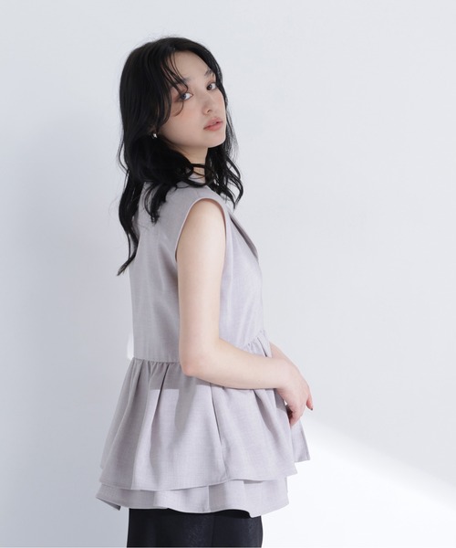 NATURAL BEAUTY BASIC（ナチュラルビューティーベーシック）の「ティアードペプラムジレ（シャツ/ブラウス・レディース・チャコールグレー/グレイッシュベージュ・MEDIUM/SMALL）」の11枚目の写真