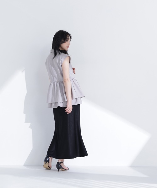 NATURAL BEAUTY BASIC（ナチュラルビューティーベーシック）の「ティアードペプラムジレ（シャツ/ブラウス・レディース・チャコールグレー/グレイッシュベージュ・MEDIUM/SMALL）」の12枚目の写真