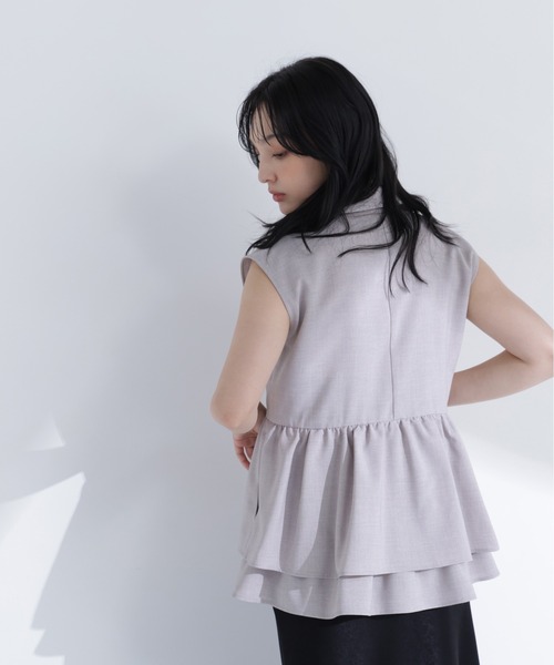 NATURAL BEAUTY BASIC（ナチュラルビューティーベーシック）の「ティアードペプラムジレ（シャツ/ブラウス・レディース・チャコールグレー/グレイッシュベージュ・MEDIUM/SMALL）」の15枚目の写真
