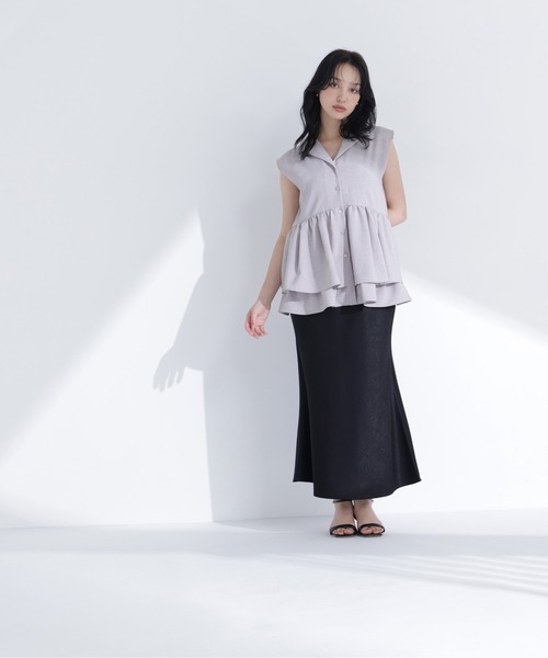 NATURAL BEAUTY BASIC（ナチュラルビューティーベーシック）の「ティアードペプラムジレ（シャツ/ブラウス・レディース・チャコールグレー/グレイッシュベージュ・MEDIUM/SMALL）」の16枚目の写真