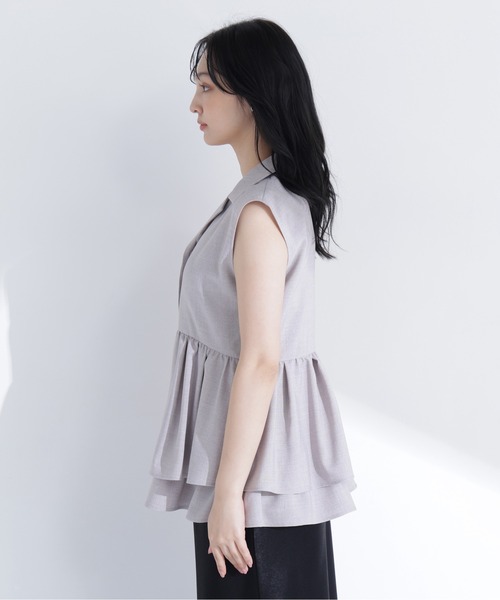 NATURAL BEAUTY BASIC（ナチュラルビューティーベーシック）の「ティアードペプラムジレ（シャツ/ブラウス・レディース・チャコールグレー/グレイッシュベージュ・MEDIUM/SMALL）」の18枚目の写真
