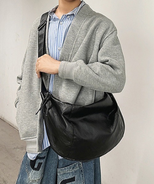 link lot(リンクロット)の「【A4サイズ収納可能】PUショルダーバック(ショルダーバッグ・メンズ・ブラック・F)」の3枚目の写真