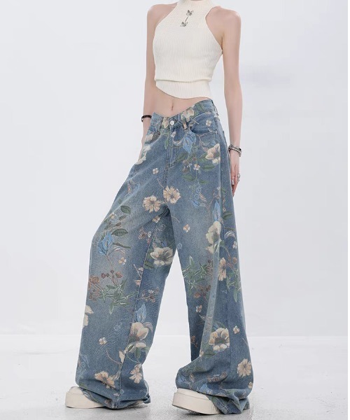 CHUL(チュル)の「ヴィンテージフラワーワイドデニムパンツ(デニムパンツ・レディース・ライトブルー・SMALL/MEDIUM/LARGE/X-LARGE)」の1枚目の写真
