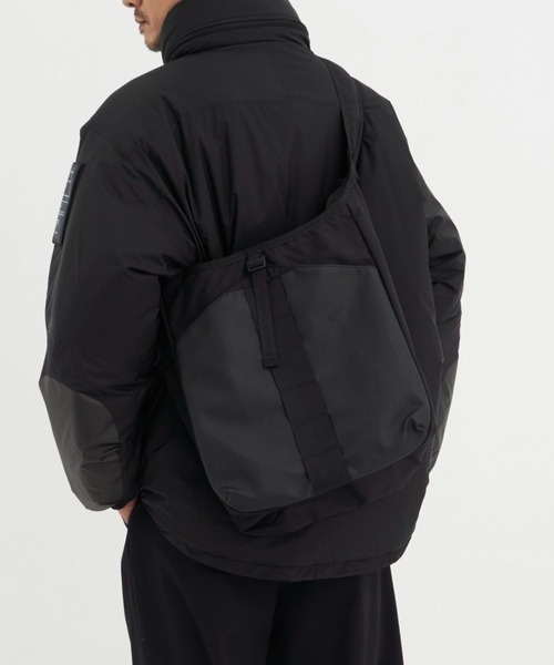 WHITE MOUNTAINEERING(ホワイトマウンテニアリング)の「【White Mountaineering / ホワイトマウンテニアリング】WM×BRIEFING HOBO SHOULDER TALL(ショルダーバッグ・メンズ・ブラック・FREE)」の1枚目の写真