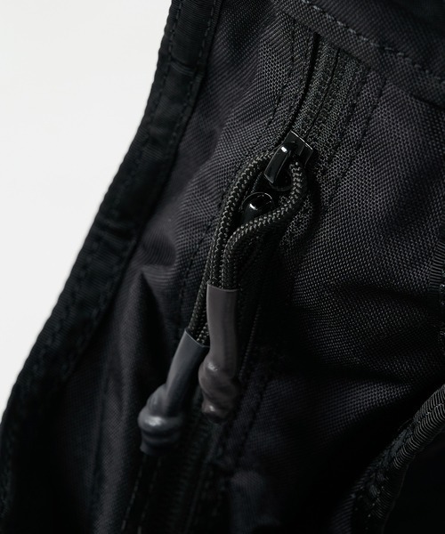 WHITE MOUNTAINEERING(ホワイトマウンテニアリング)の「【White Mountaineering / ホワイトマウンテニアリング】WM×BRIEFING HOBO SHOULDER TALL(ショルダーバッグ・メンズ・ブラック・FREE)」の11枚目の写真