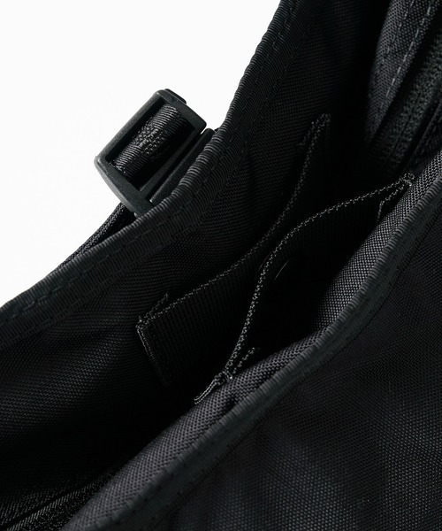 WHITE MOUNTAINEERING(ホワイトマウンテニアリング)の「【White Mountaineering / ホワイトマウンテニアリング】WM×BRIEFING HOBO SHOULDER TALL(ショルダーバッグ・メンズ・ブラック・FREE)」の12枚目の写真