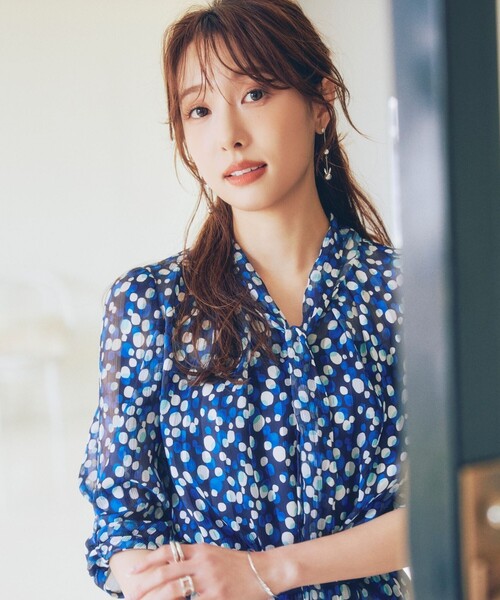 TO BE CHIC(トゥー ビー シック)の「【冨張 愛さん着用】シャドードットプリント ボータイブラウス(シャツ/ブラウス・レディース・ライトブルー・40)」の1枚目の写真