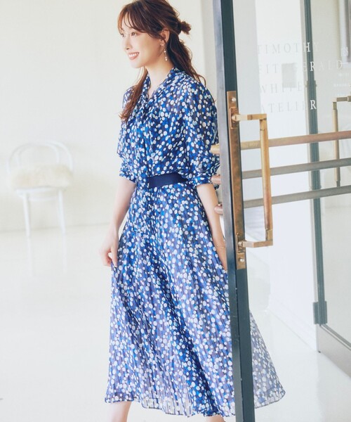 TO BE CHIC(トゥー ビー シック)の「【冨張 愛さん着用】シャドードットプリント ボータイブラウス(シャツ/ブラウス・レディース・ライトブルー・40)」の2枚目の写真