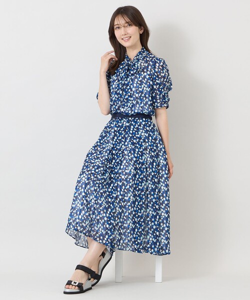 TO BE CHIC(トゥー ビー シック)の「【冨張 愛さん着用】シャドードットプリント ボータイブラウス(シャツ/ブラウス・レディース・ライトブルー・40)」の3枚目の写真