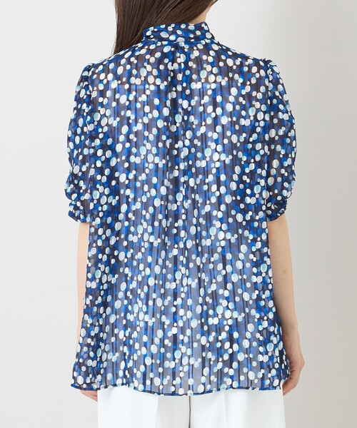 TO BE CHIC(トゥー ビー シック)の「【冨張 愛さん着用】シャドードットプリント ボータイブラウス(シャツ/ブラウス・レディース・ライトブルー・40)」の6枚目の写真