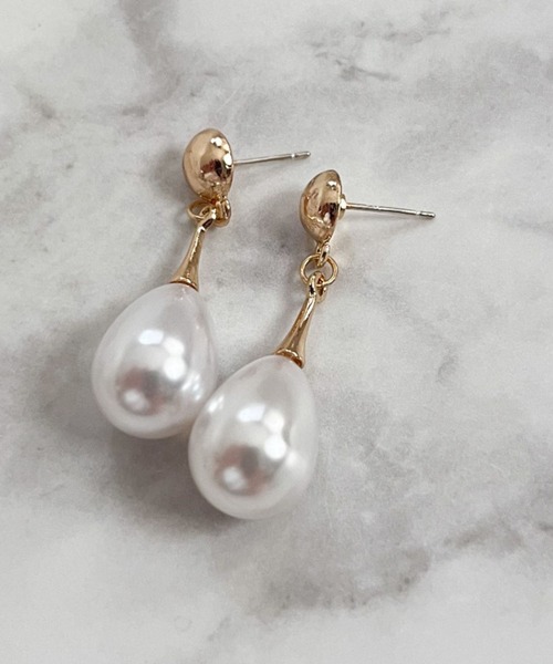 yu-ka(ユーカ)の「YU-KA:パールドロップピアス Pearl drop earrings(ピアス(両耳用)・レディース・ホワイト・FREE)」の2枚目の写真