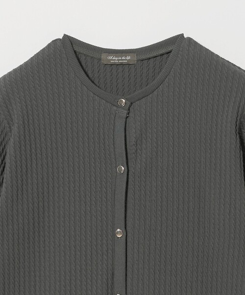 A DAY IN THE LIFE UNITED ARROWS(アデイインザライフユナイテッドアローズ)の「ジャガード ミニケーブルカーディガン 5分袖 <A DAY IN THE LIFE>(カーディガン/ボレロ・レディース・ダークグレー/ネイビー/ナチュラル・FREE)」の14枚目の写真