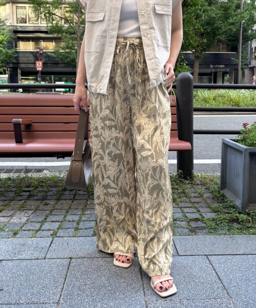 Jena espace merveilleux(ジェナ エスパスメルヴェイユ)の「ボタニカルパンツ(その他パンツ・レディース・ブラック/カーキ・FREE)」の1枚目の写真