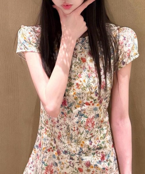 AMAJI(アマジ)の「花柄 パフスリーブ ウエストマーク ミニワンピース(ワンピース・レディース・ベージュ・LARGE/MEDIUM/SMALL/X-LARGE)」の3枚目の写真