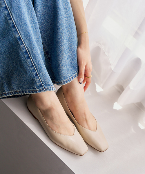 FLAT(フラット)の「《追加》スクエアVカットフラット(その他シューズ・レディース・ボルドー/サックスブルー/ベージュ・25.5cm/25cm/24.5cm/24cm/23.5cm/23cm/22.5cm/22cm/21.5/21)」の1枚目の写真