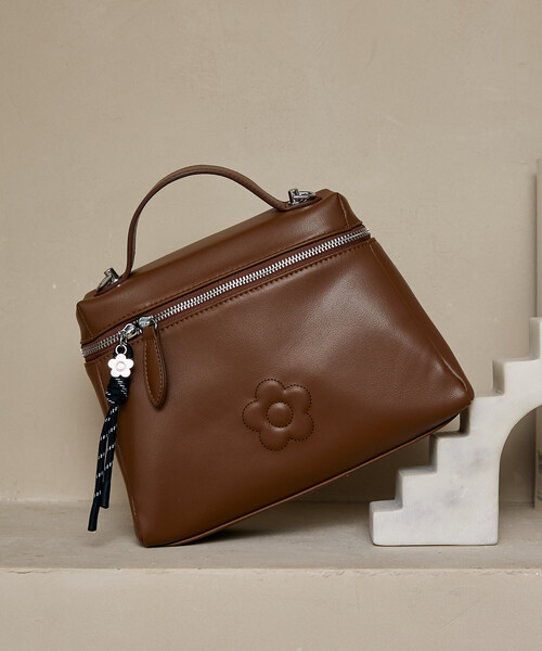 C*1様 マリークワント　お財布ショルダー MARY QUANT × PUBLUX/マリークワント チャーム 付 デイジー 型押し