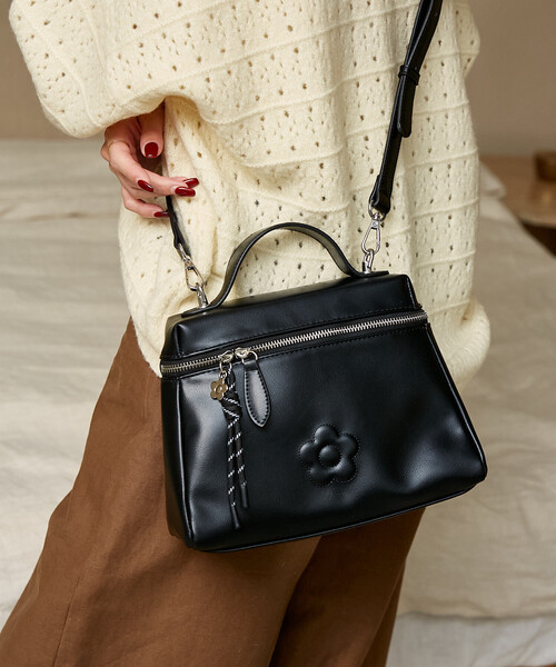 MARY QUANT(マリークワント)の「MARY QUANT × PUBLUX/マリークワント チャーム 付 デイジー 型押し レザレット ショルダーバッグ 限定展開(ショルダーバッグ・レディース・ブラック/ブラウン・ONE SIZE)」の4枚目の写真