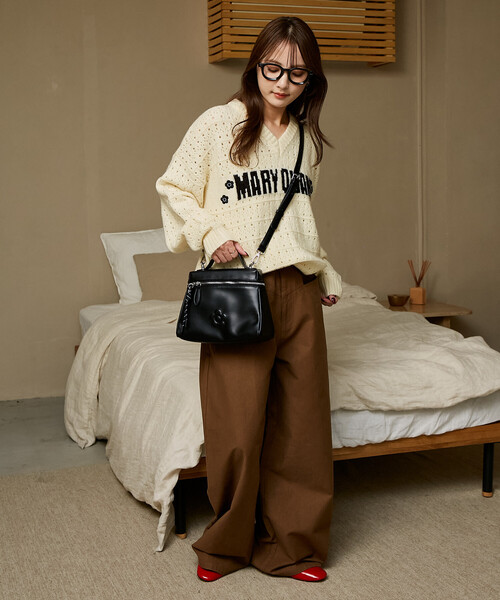 MARY QUANT(マリークワント)の「MARY QUANT × PUBLUX/マリークワント チャーム 付 デイジー 型押し レザレット ショルダーバッグ 限定展開(ショルダーバッグ・レディース・ブラック/ブラウン・ONE SIZE)」の6枚目の写真