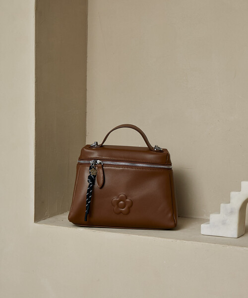 MARY QUANT(マリークワント)の「MARY QUANT × PUBLUX/マリークワント チャーム 付 デイジー 型押し レザレット ショルダーバッグ 限定展開(ショルダーバッグ・レディース・ブラック/ブラウン・ONE SIZE)」の7枚目の写真