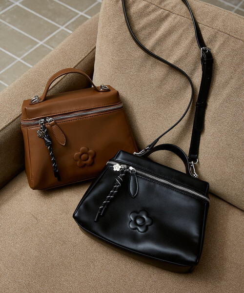 MARY QUANT(マリークワント)の「MARY QUANT × PUBLUX/マリークワント チャーム 付 デイジー 型押し レザレット ショルダーバッグ 限定展開(ショルダーバッグ・レディース・ブラック/ブラウン・ONE SIZE)」の8枚目の写真