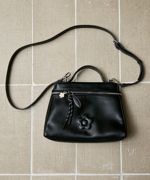 MARY QUANT(マリークワント)の「MARY QUANT × PUBLUX/マリークワント チャーム 付 デイジー 型押し レザレット ショルダーバッグ 限定展開(ショルダーバッグ・レディース・ブラック/ブラウン・ONE SIZE)」の10枚目の写真