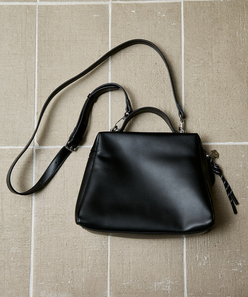 MARY QUANT(マリークワント)の「MARY QUANT × PUBLUX/マリークワント チャーム 付 デイジー 型押し レザレット ショルダーバッグ 限定展開(ショルダーバッグ・レディース・ブラック/ブラウン・ONE SIZE)」の11枚目の写真