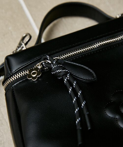 MARY QUANT(マリークワント)の「MARY QUANT × PUBLUX/マリークワント チャーム 付 デイジー 型押し レザレット ショルダーバッグ 限定展開(ショルダーバッグ・レディース・ブラック/ブラウン・ONE SIZE)」の12枚目の写真