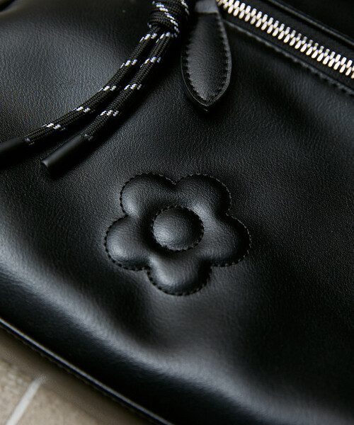 MARY QUANT(マリークワント)の「MARY QUANT × PUBLUX/マリークワント チャーム 付 デイジー 型押し レザレット ショルダーバッグ 限定展開(ショルダーバッグ・レディース・ブラック/ブラウン・ONE SIZE)」の13枚目の写真