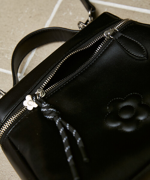 MARY QUANT(マリークワント)の「MARY QUANT × PUBLUX/マリークワント チャーム 付 デイジー 型押し レザレット ショルダーバッグ 限定展開(ショルダーバッグ・レディース・ブラック/ブラウン・ONE SIZE)」の15枚目の写真