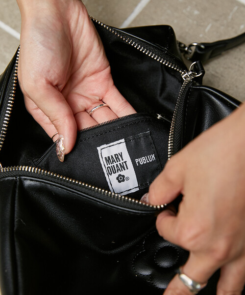 MARY QUANT(マリークワント)の「MARY QUANT × PUBLUX/マリークワント チャーム 付 デイジー 型押し レザレット ショルダーバッグ 限定展開(ショルダーバッグ・レディース・ブラック/ブラウン・ONE SIZE)」の16枚目の写真