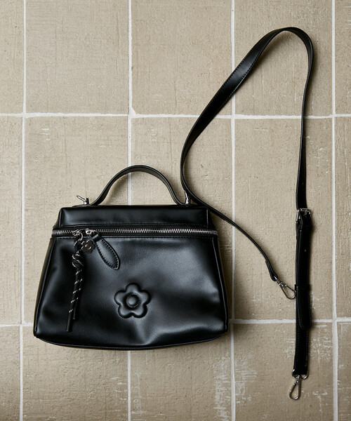 MARY QUANT(マリークワント)の「MARY QUANT × PUBLUX/マリークワント チャーム 付 デイジー 型押し レザレット ショルダーバッグ 限定展開(ショルダーバッグ・レディース・ブラック/ブラウン・ONE SIZE)」の18枚目の写真