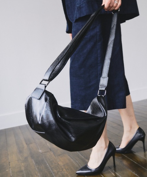 HANNE(アン)の「レザーライクラウンドボディーBAG(ボディバッグ/ウエストポーチ・レディース・ブラック・FREE)」の1枚目の写真
