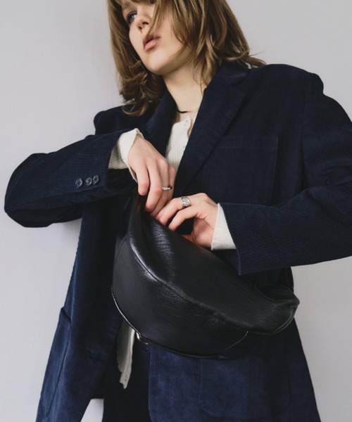 HANNE(アン)の「レザーライクラウンドボディーBAG(ボディバッグ/ウエストポーチ・レディース・ブラック・FREE)」の5枚目の写真