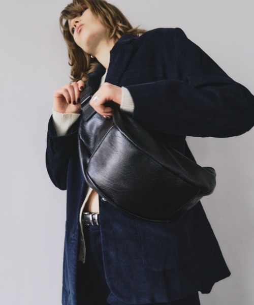 HANNE(アン)の「レザーライクラウンドボディーBAG(ボディバッグ/ウエストポーチ・レディース・ブラック・FREE)」の6枚目の写真