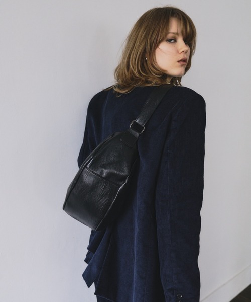HANNE(アン)の「レザーライクラウンドボディーBAG(ボディバッグ/ウエストポーチ・レディース・ブラック・FREE)」の7枚目の写真