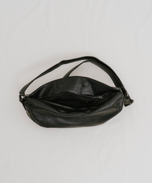 HANNE(アン)の「レザーライクラウンドボディーBAG(ボディバッグ/ウエストポーチ・レディース・ブラック・FREE)」の13枚目の写真
