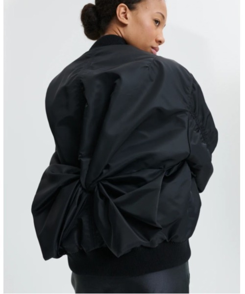 CECILIE BAHNSEN（セシリー バンセン）の「BOMBER JACKET WITH DRAPED BACK BOW（その他アウター・レディース・ブラック・6）」の2枚目の写真