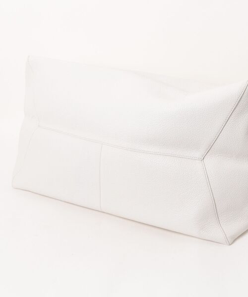 MARC JACOBS(マークジェイコブス)の「THE LEATHER SACK BAG XL/ザ レザー サック バッグ XL(ショルダーバッグ・レディース・ホワイト・ONE SIZE)」の6枚目の写真