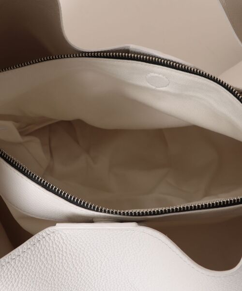 MARC JACOBS(マークジェイコブス)の「THE LEATHER SACK BAG XL/ザ レザー サック バッグ XL(ショルダーバッグ・レディース・ホワイト・ONE SIZE)」の7枚目の写真