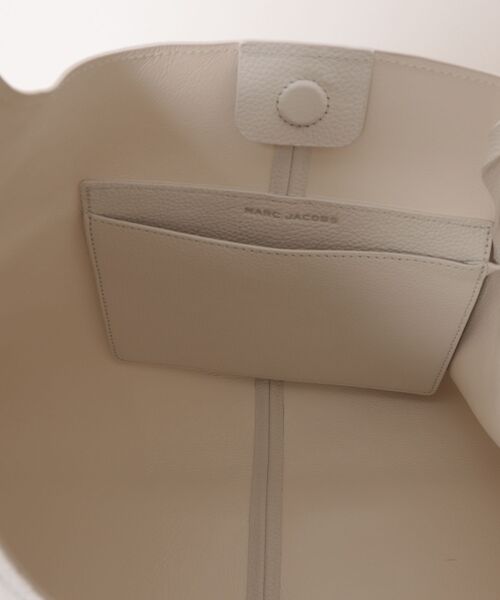 MARC JACOBS(マークジェイコブス)の「THE LEATHER SACK BAG XL/ザ レザー サック バッグ XL(ショルダーバッグ・レディース・ホワイト・ONE SIZE)」の8枚目の写真