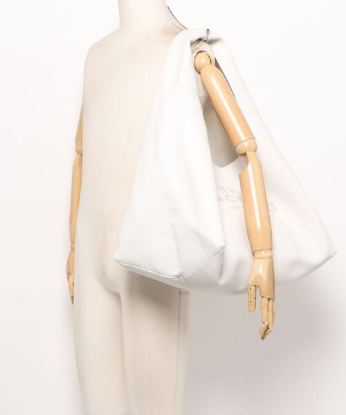 MARC JACOBS(マークジェイコブス)の「THE LEATHER SACK BAG XL/ザ レザー サック バッグ XL(ショルダーバッグ・レディース・ホワイト・ONE SIZE)」の2枚目の写真