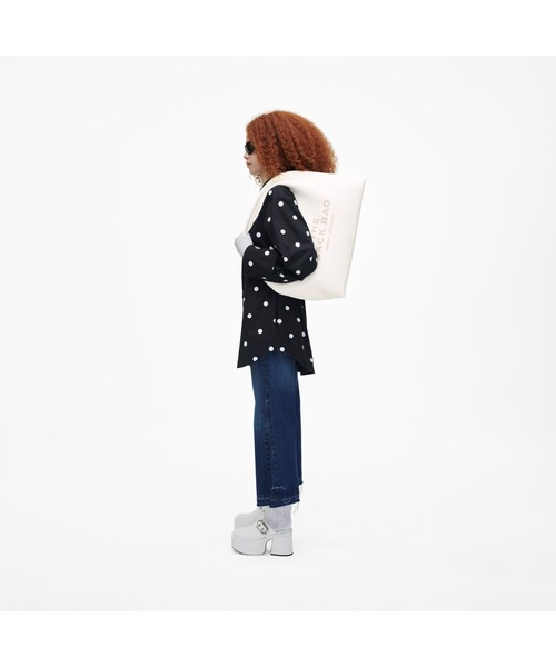 MARC JACOBS(マークジェイコブス)の「THE LEATHER SACK BAG XL/ザ レザー サック バッグ XL(ショルダーバッグ・レディース・ホワイト・ONE SIZE)」の9枚目の写真
