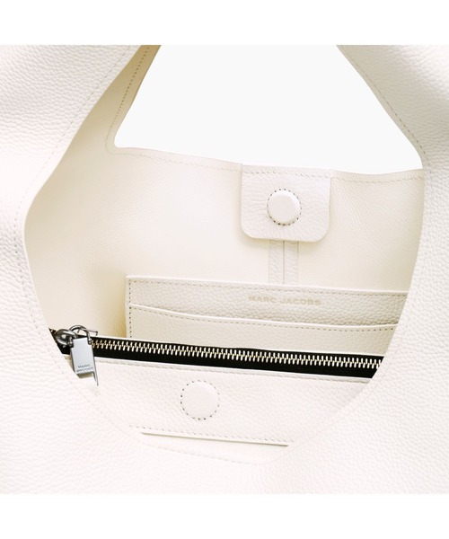 MARC JACOBS(マークジェイコブス)の「THE LEATHER SACK BAG XL/ザ レザー サック バッグ XL(ショルダーバッグ・レディース・ホワイト・ONE SIZE)」の3枚目の写真