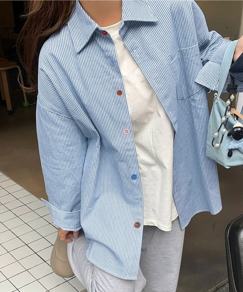 LA VORAGINE（ラ ヴォラジネ）の「水色ストライプシャツ カラーボタンデザイン ルーズ長袖シャツジャケット（シャツ/ブラウス・レディース・ブルー・M）」の3枚目の写真