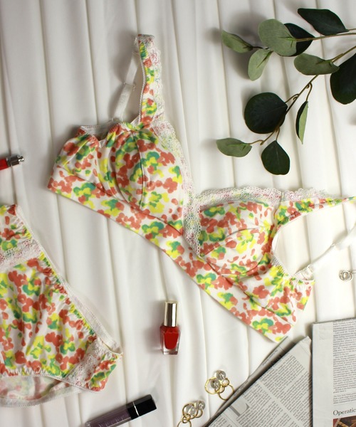 SweetMommy（スウィートマミー）の「日本製 小花柄ノンワイヤーブラジャー(授乳可能)（マタニティウェア/グッズ・レディース・レッド/ブルー/オレンジ/パープル/アクア/イエロー系その他/グレー系その他/ブルー系その他/ピンク/イエロー/ホワイト・L/M/LL/3L/X-LARGE/XX-LARGE）」の11枚目の写真