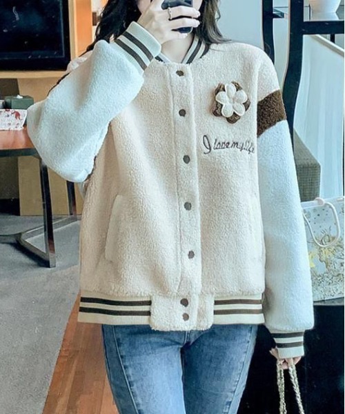 &soiree(アンドソワレ)の「フラワーワッペンボアスタジャン(スタジャン・レディース・アイボリー・X-LARGE/SMALL/MEDIUM/LARGE)」の1枚目の写真
