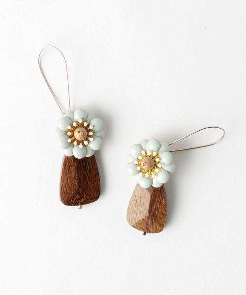 Another Edition（アナザーエディション）の「フラワーウッドピアス ◆（ピアス（両耳用）・レディース・オフホワイト/ライトブルー・FREE）」の2枚目の写真